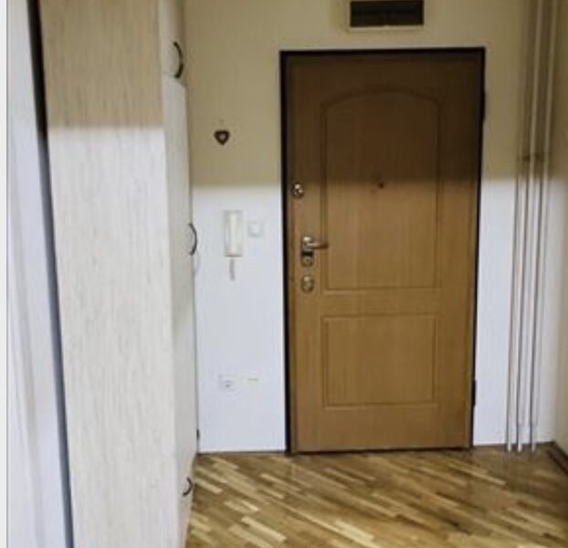 Iznajmljujem stan u Zemunu, Prvomajska, 60 m2 cg ,1. sprat, namesten