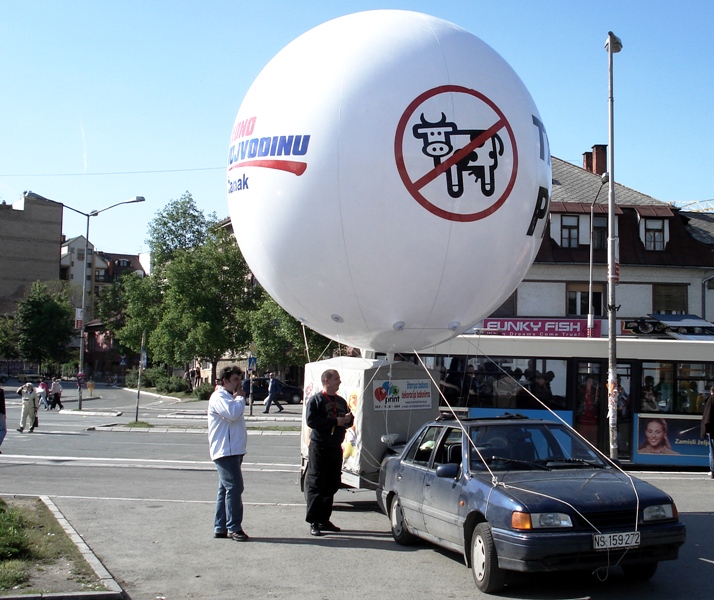 Cepelini, velike lopte, reklama sa svetlom iznad grada