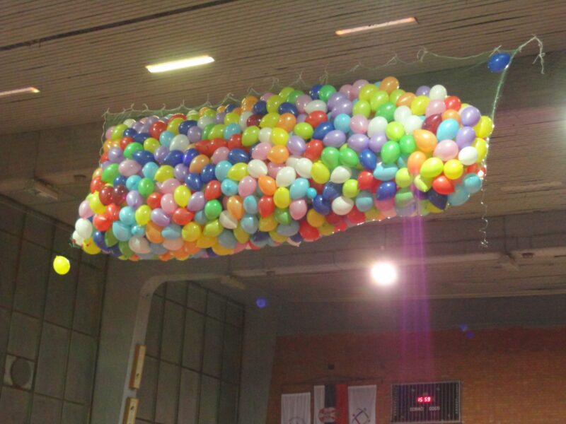 Izrada i prodaja mreža za balone. kapacitet od 150 do 5.000 balona