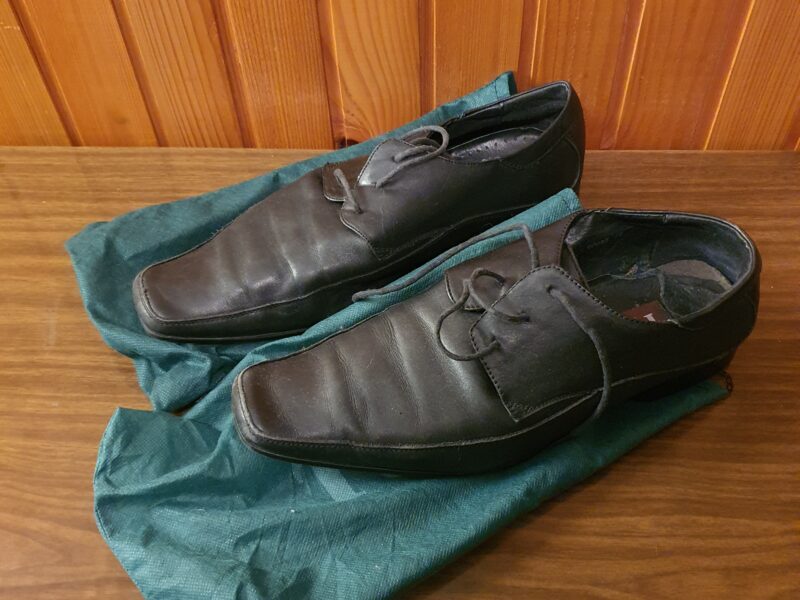 Muške elegantne crne cipele malo nošene