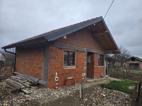 Prodajem domaćinstvo sa dva stambena objekta, Mrčajevci