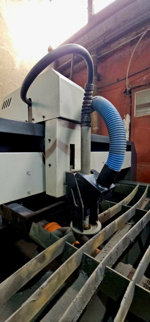Cnc plazma sa hiper glavom+sistem odimljavanje+izvod za ruter