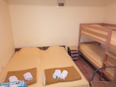 Izdajem cetvorokrevetni studio-apartman u Djenovicima