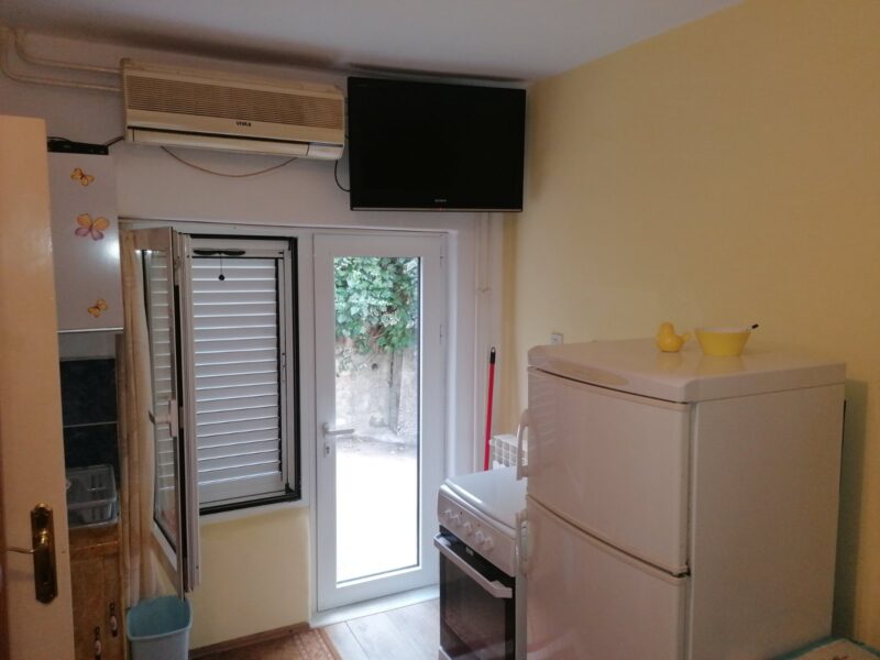 Izdajem cetvorokrevetni studio-apartman u Djenovicima
