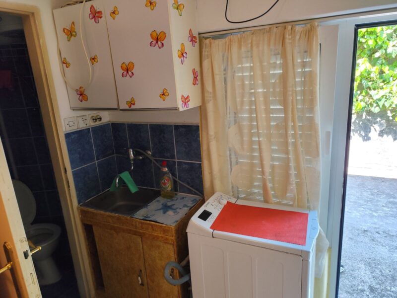 Izdajem cetvorokrevetni studio-apartman u Djenovicima