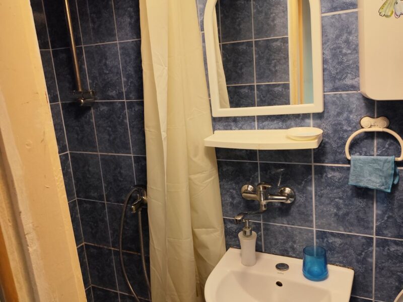 Izdajem cetvorokrevetni studio-apartman u Djenovicima