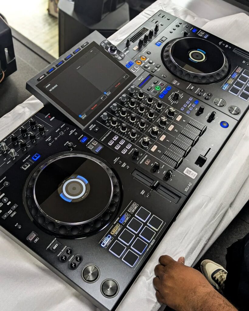 AlphaTheta XDJ-AZ, AlphaTheta OMNIS-DUO, Pioneer OPUS-QUAD, Pioneer XDJ-RX3, Pioneer XDJ-XZ, Pioneer DDJ-FLX10, Pioneer DDJ-REV7, Pioneer CDJ-3000, Pioneer DJM-A9, AlphaTheta Euphonia , Pioneer CDJ-2000NXS2, Pioneer DJM-900NXS2, Pioneer DJM-V10-LF