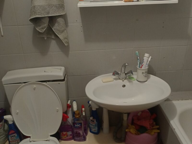 Izdajem namesten jednosoban stan-Bijela