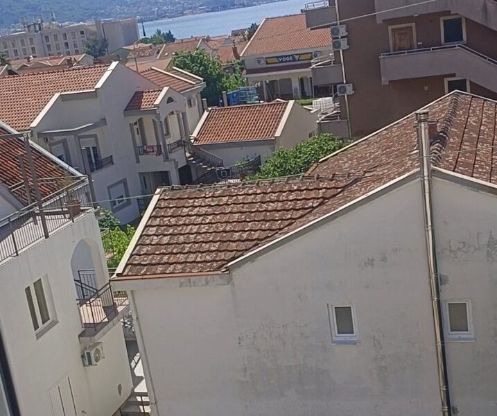 Izdajem namesten jednosoban stan-Bijela