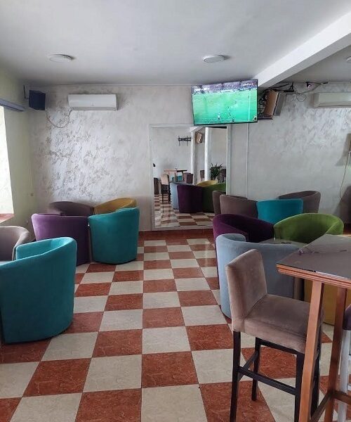 Potrebne radnice, Caffe Enigma