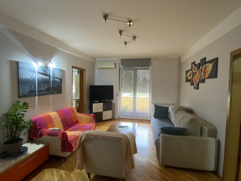 Izdaje se stan - Prvomajska, Zemun - 600 e na I spratu