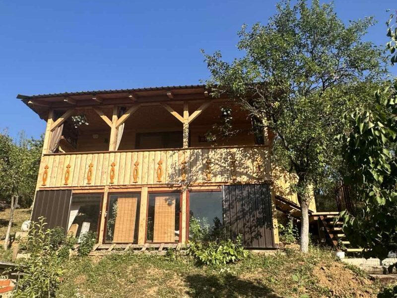 Lepa nova brvnara u Vrdniku se izdaje na dan ili vise