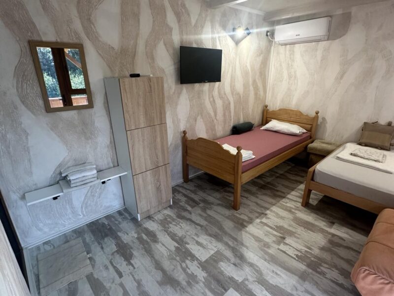 Lepa nova brvnara u Vrdniku se izdaje na dan ili vise