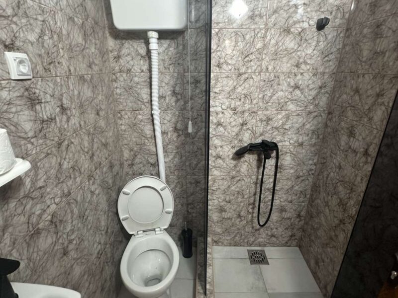 Lepa nova brvnara u Vrdniku se izdaje na dan ili vise