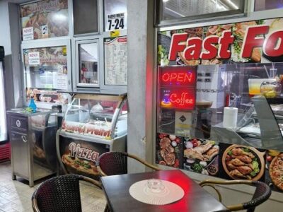 Radnik na izdavanju hrane