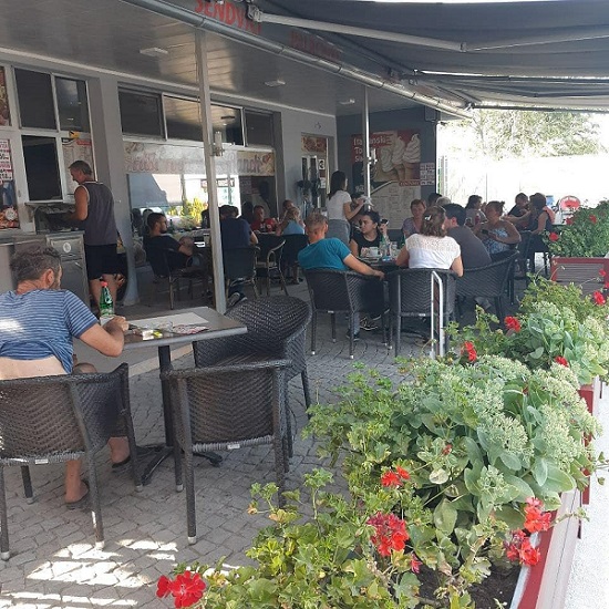 Radnik na izdavanju hrane
