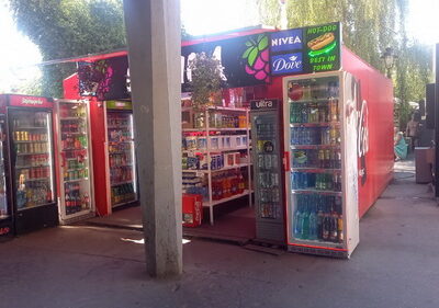 Izdaje se 25 kvadrata kiosk lokal centar Zemuna kod robne kuće