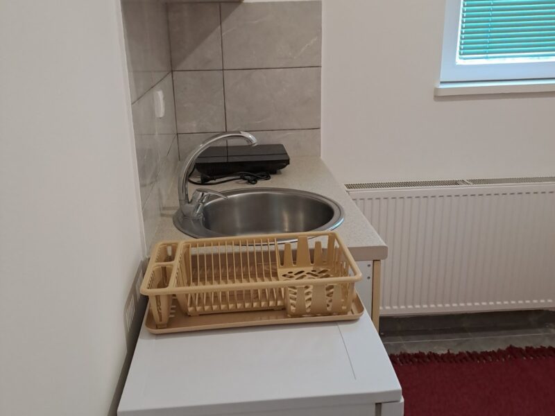 Zemun, Nova Galenika, izdajem sobu za zaposlenu osobu