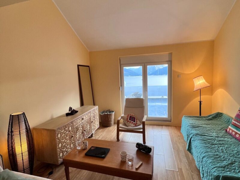 Kompletno renoviran apartman sa pogledom na Boku – Krašići (52m²)