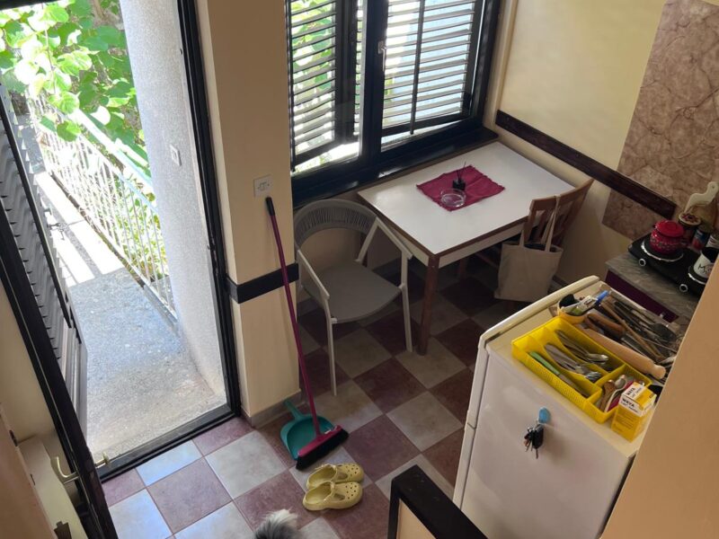 Kompletno renoviran apartman sa pogledom na Boku – Krašići (52m²)