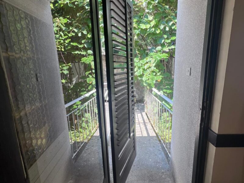 Kompletno renoviran apartman sa pogledom na Boku – Krašići (52m²)