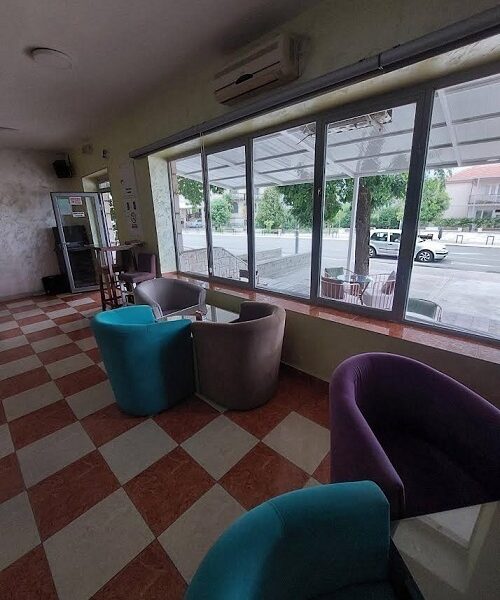Potrebne radnice, Caffe Enigma