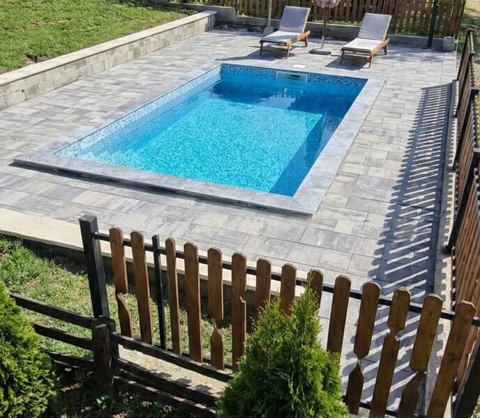 Zlatibor, drvena kuca sa bazenom na prodaju 96 m2 na placu od 5,5 ari