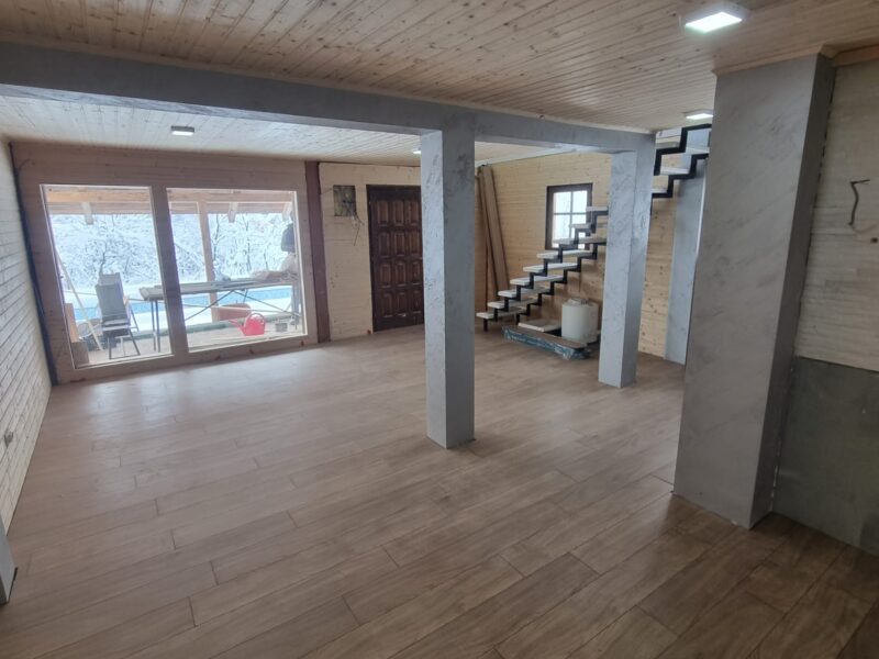 Zlatibor, drvena kuca sa bazenom na prodaju 96 m2 na placu od 5,5 ari